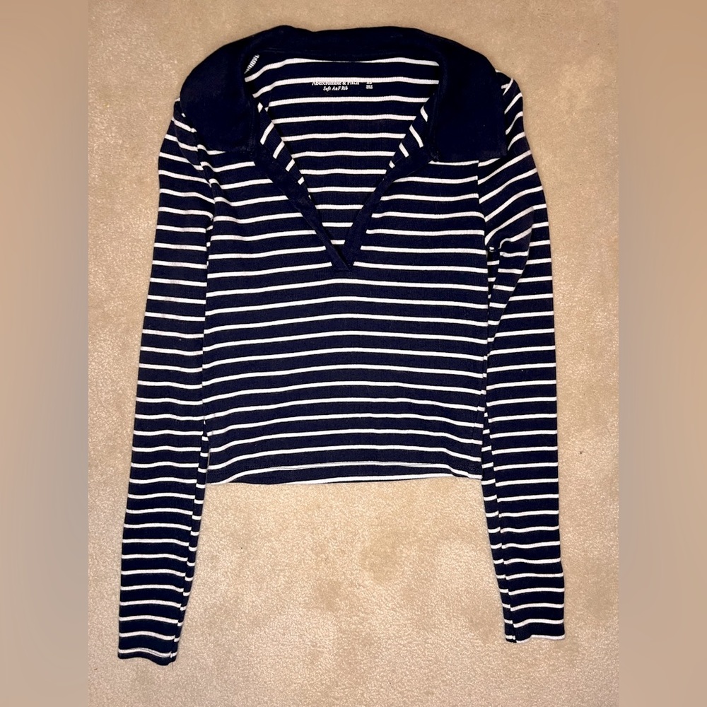 Abercrombie & Fitch navy and white striped ribbed long sleeve top. In a size XS.